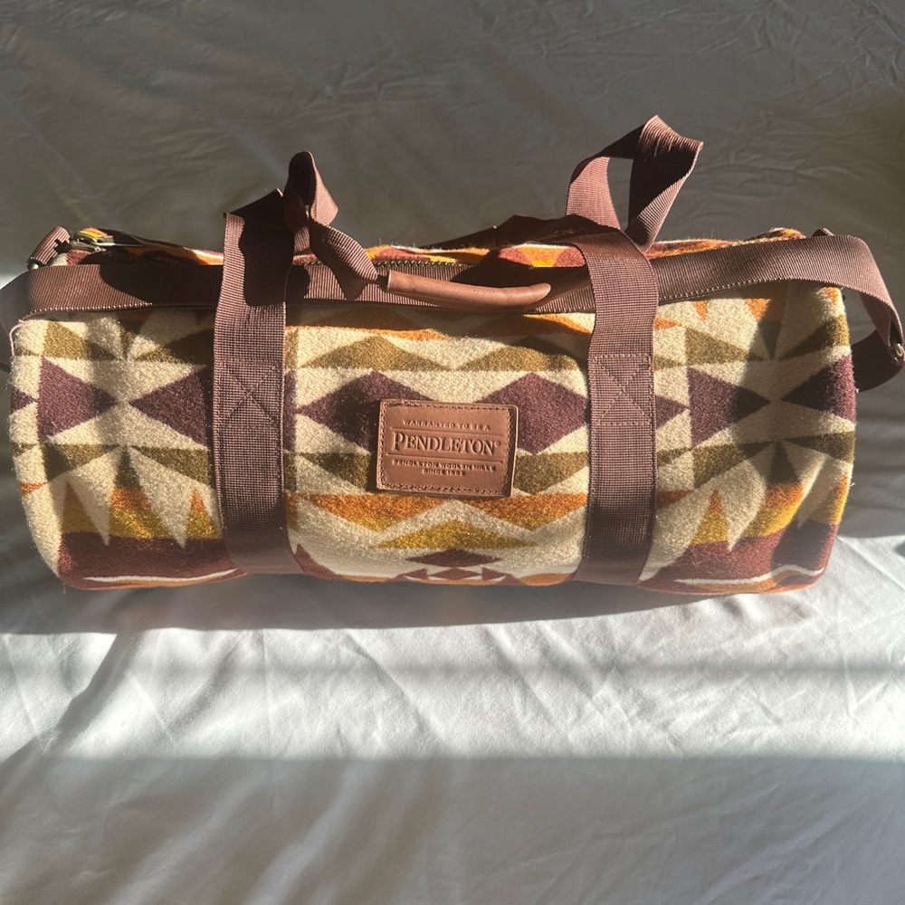 Like New Pendleton Geometric Pattern Duffel Bag -… - image 2
